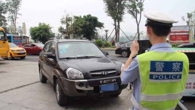看见交警贴条了立即开走,看见交警贴罚单迅速挪车