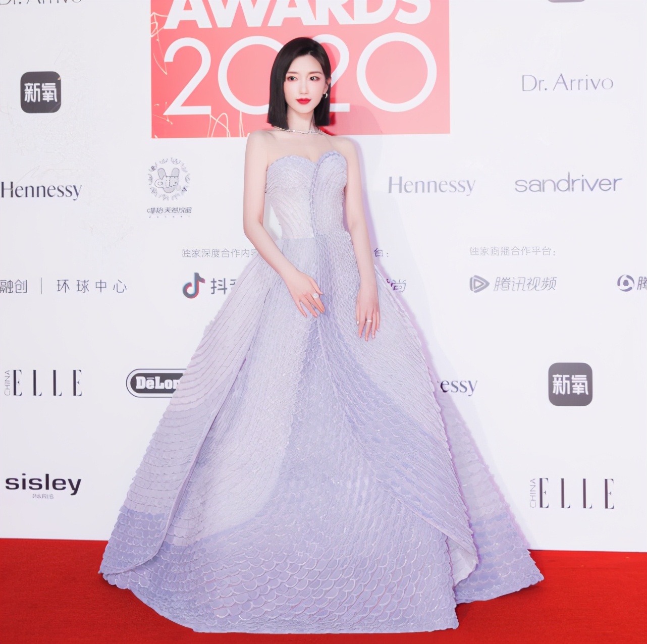 红毯造型，唐嫣林允的公主风不灵了？乔欣钟楚曦争做复古港风美人