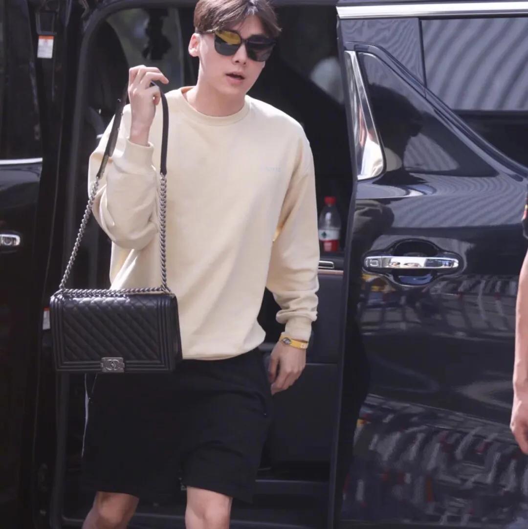 秋冬都适用的包包推荐,包包秋冬适合咖啡色还是卡其色