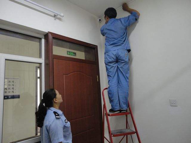 摄像头带语音对讲安装什么设备,监控除了摄像头还需要什么设备