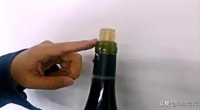 怎样在没有开瓶器的情况下开红酒,怎么开红酒木塞没有开瓶器