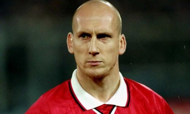 因为个子太高,天才前锋踢了12年守门员,画画位置成就传奇生涯