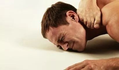 颈椎脖子咔咔的响是什么原因,脖子咔咔响经常落枕