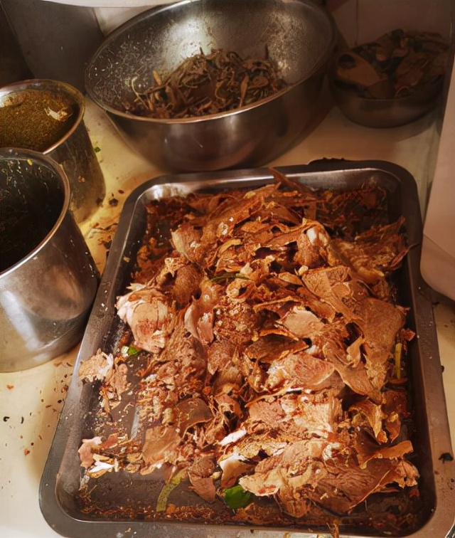 重庆馆子卖贵州特产，老板态度差客人也排队买，网友：把老板惯的