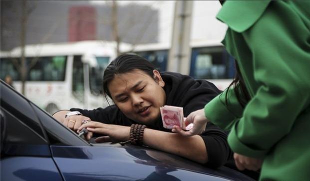 开车遇到碰瓷的该怎么办,开车遇到碰瓷怎么办原版视频