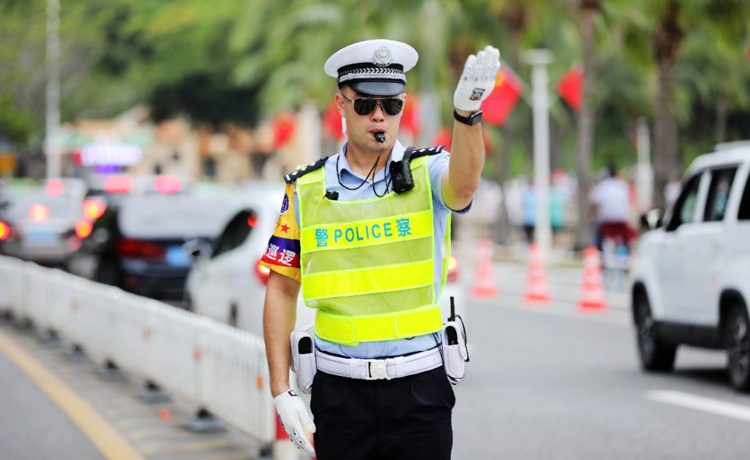 广州男子国庆穿“人字拖”来珠海沙滩游玩，一脚踩上钉子血流不止！家人急坏！