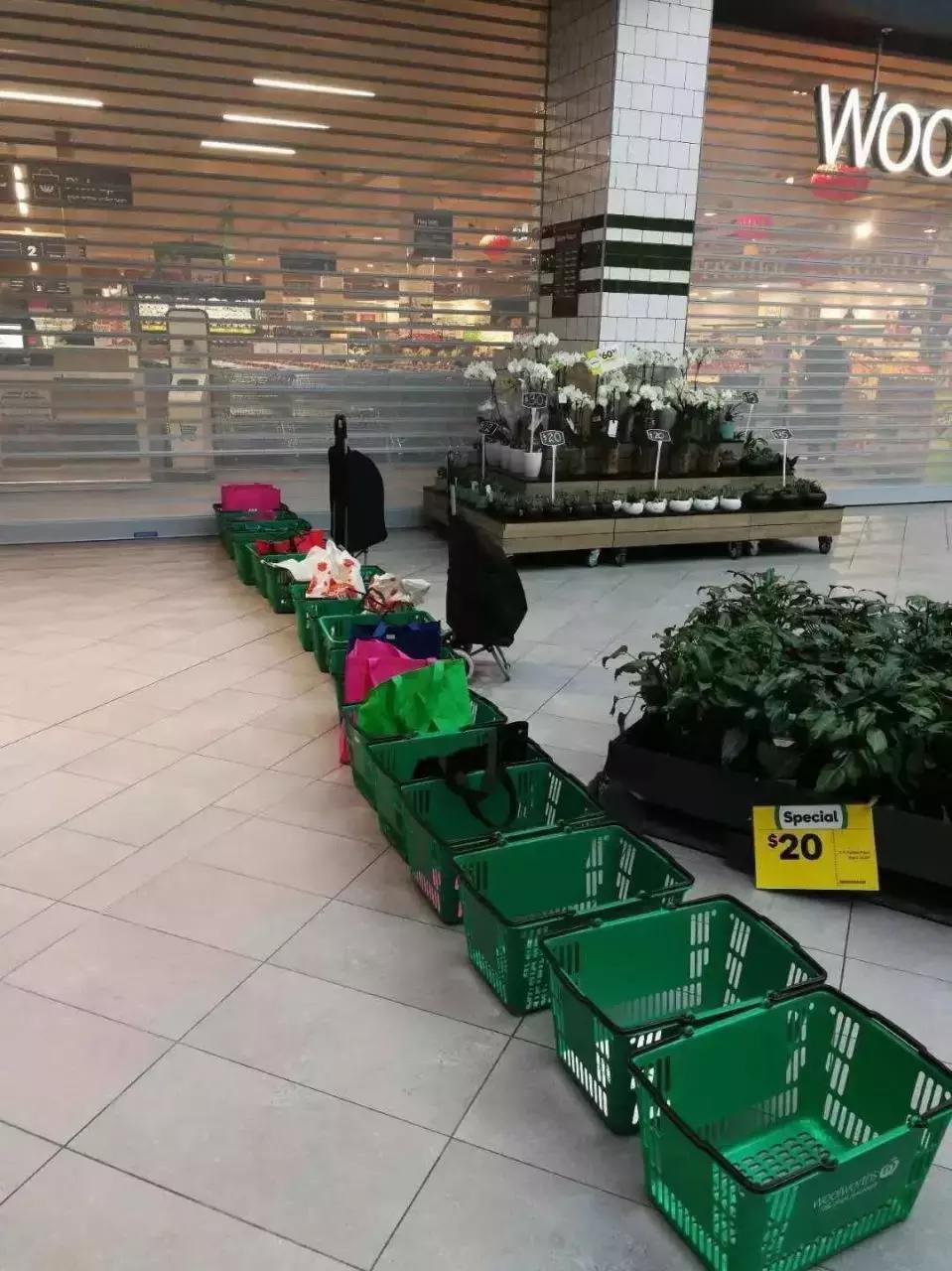 墨尔本华人区9秒视频：大爷大妈用身体扑倒补货车，老外全懵了！