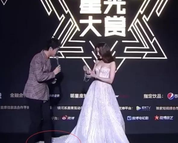 迪丽热巴裙子被踩,迪丽热巴踩裙子