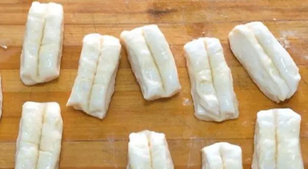 无矾酥脆油条的做法和配方超实用,油条做法蓬松酥脆不用醒面一晚上