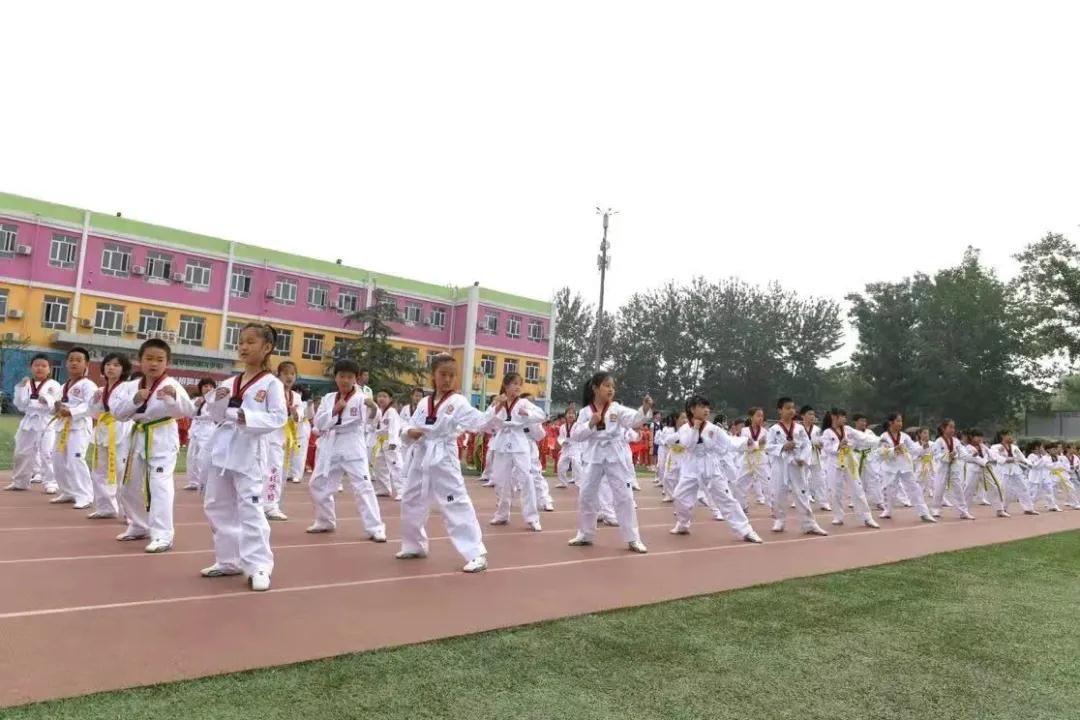 一百多人体育节开场,体育1000人活动