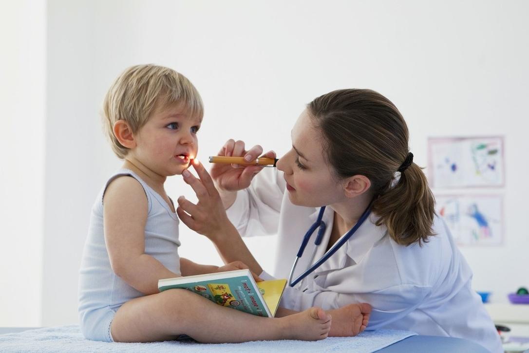 3岁小孩吃鱼卡喉咙怎么处理,孩子吃鱼被鱼刺卡到了正确做法