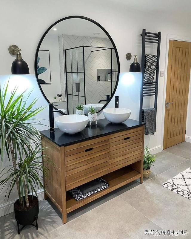 她家极简装修,镜子贴墙上轻奢女孩房间