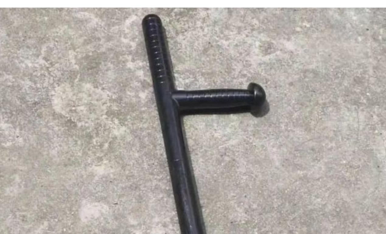 广西一商贩持刀追砍城管队员,广西一小贩持刀追砍城管被抓