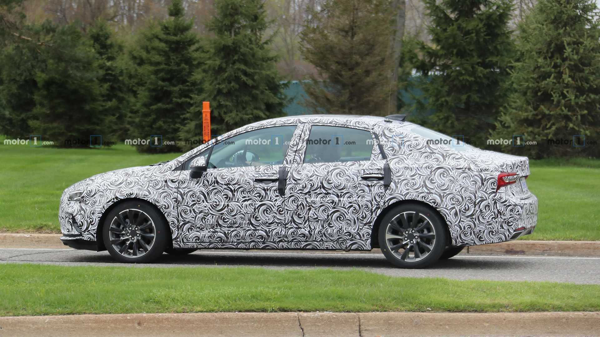 别克威朗谍照，现款车型在海外悬挂欧宝标志在售，国内为别克旗下