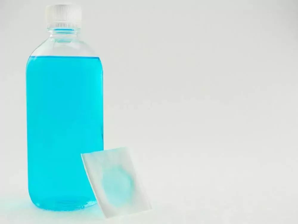 花卉上长了白色的虫怎么办,花卉上的白色小虫子