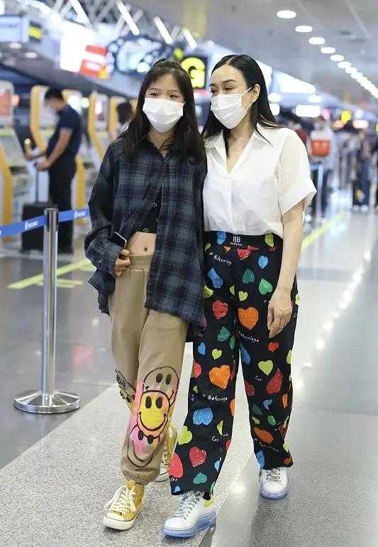 钟丽缇带两个女儿现身机场,钟丽缇14岁二女儿颜值逆袭
