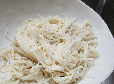 剩面条煎面条的做法,剩面条变身美味早餐饼