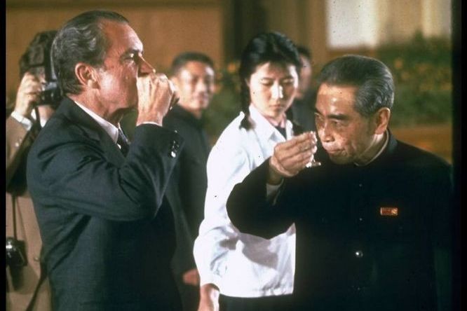 1972年，尼克松不满意毛主席送的4两茶叶，周总理如何轻松化解？