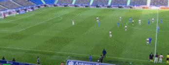 武磊憋屈!禁区内被抱摔+遭肘击无黄牌,换下场还遭辱华球员追骂