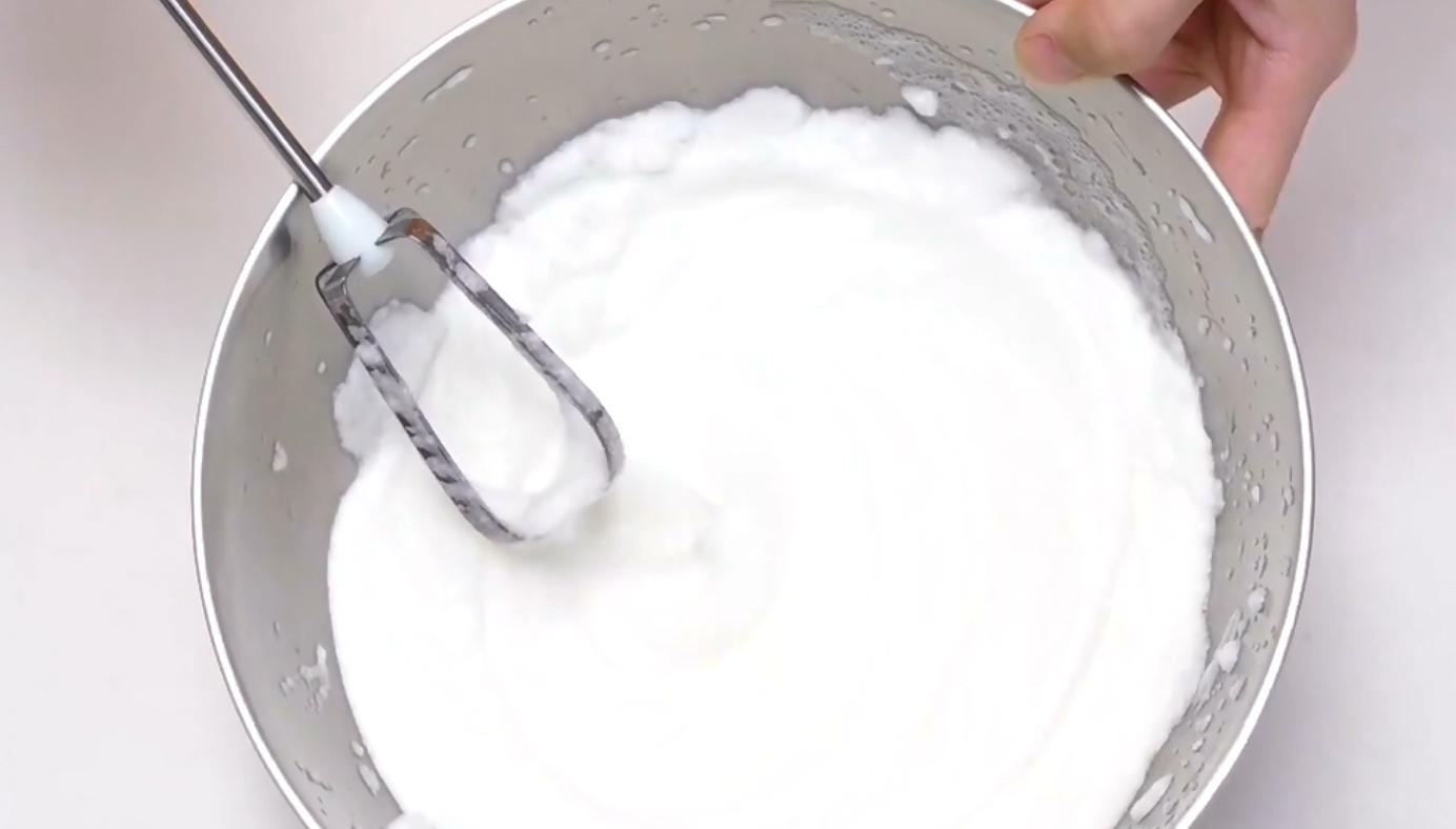 电动打蛋器打蛋不费力太好用了,打蛋器不用买用塑料瓶做