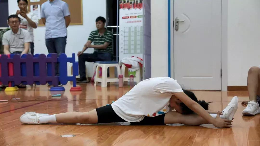 杭州小学二年级体育课居然要考劈叉？家长们全懵了