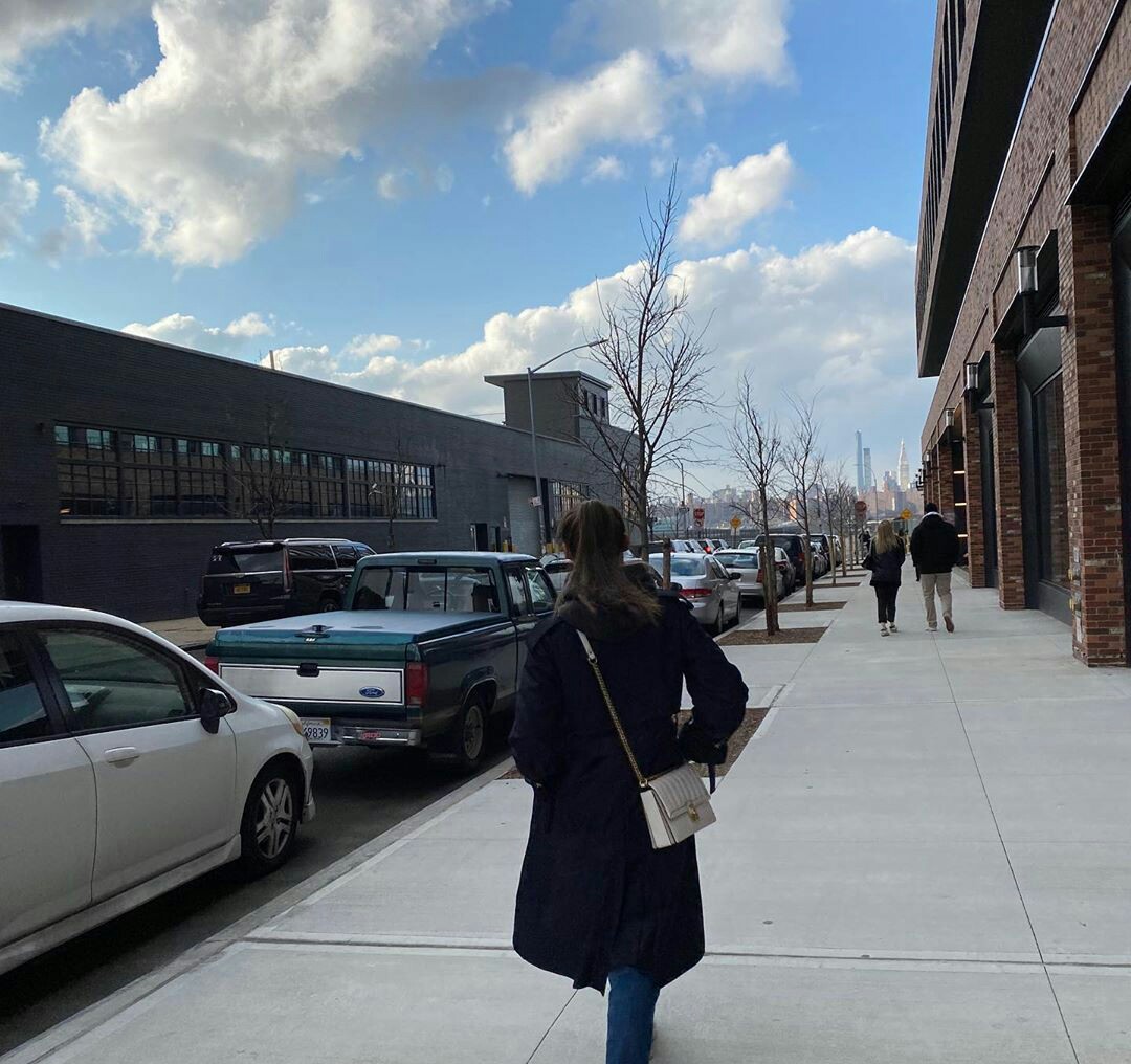 她是zico的前女友，深蓝风衣内搭灰卫衣出镜，身材依旧没的说