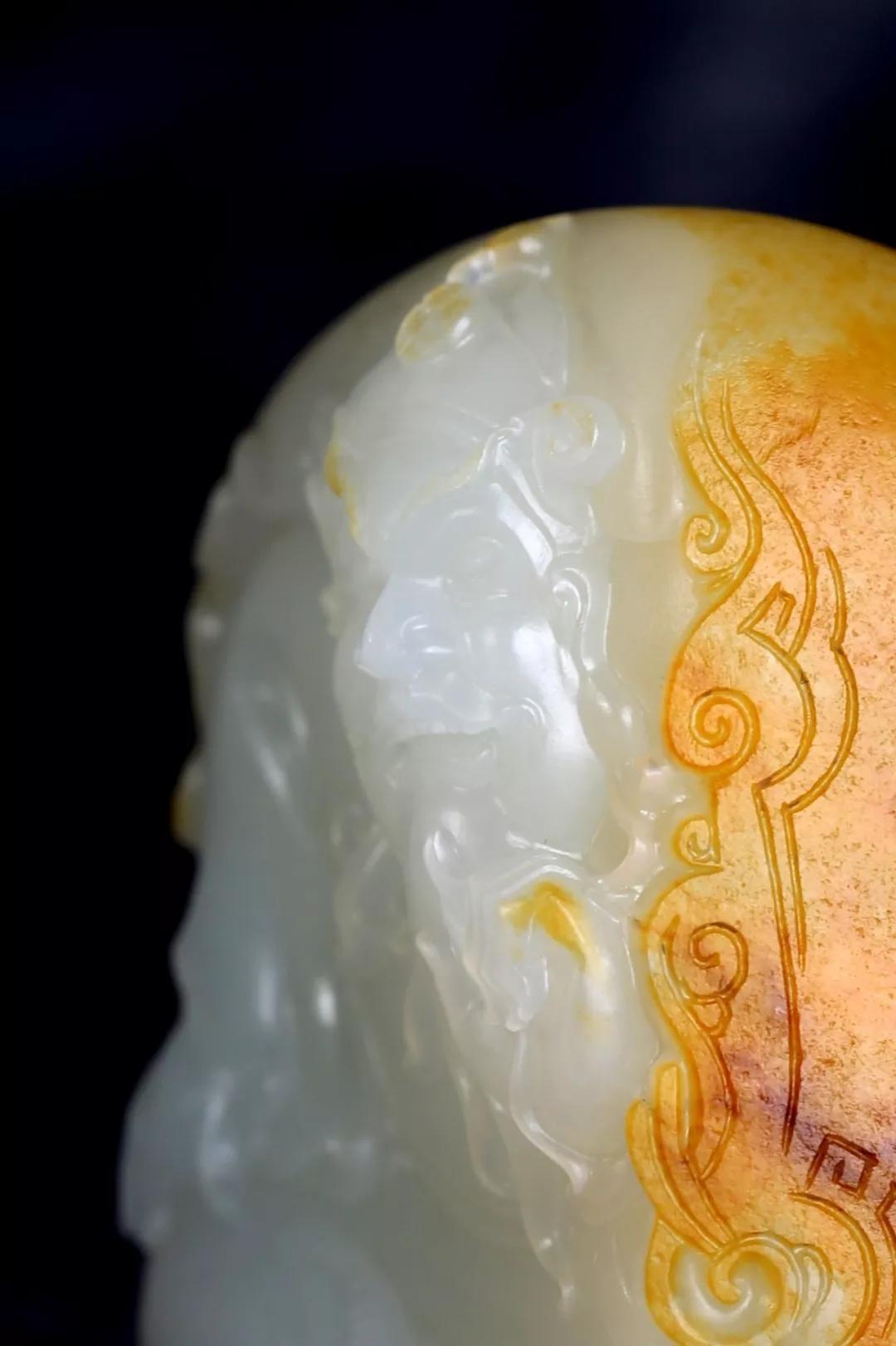 玉雕大师手里的黑青籽料,籽料皮色彰显玉雕灵气