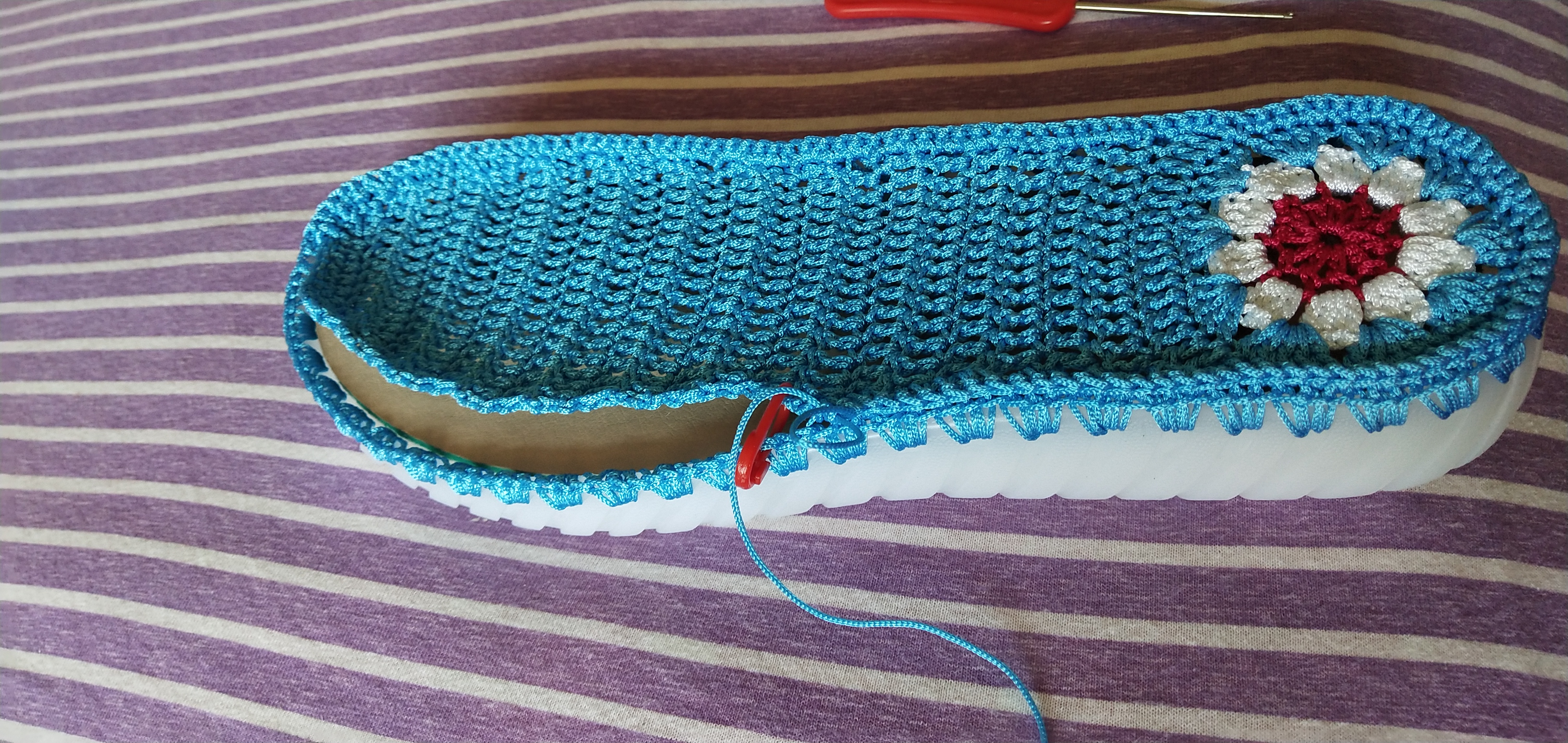 凉鞋鞋垫翘起来可以缝吗,凉鞋鞋垫滑下来怎么办