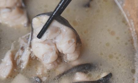 云南特色蒸汽石锅鱼什么鱼最好,特色美味云南蒸汽石锅鱼