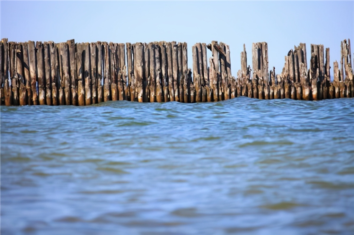 长8公里，能填平32座小山，为何费力修建的“小岛”却堆满石块？