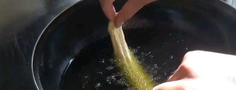 快速家庭炸油条的做法和配方,自己在家炸油条的做法和配方