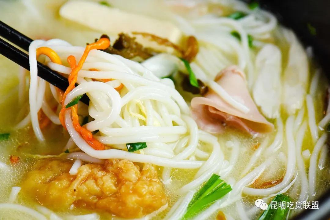 昆明老街附近哪家过桥米线好吃,昆明过桥米线百年老店哪家最正宗