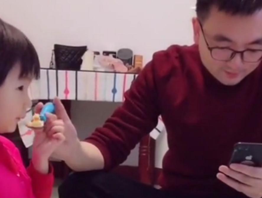 老公一进家门只会玩手机？宝妈试试4种方法，让他心甘情愿动起来