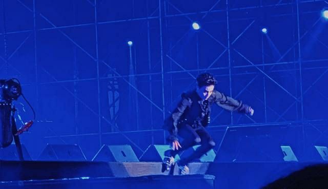 薛之谦演唱会披着黑布爬回去,薛之谦演出时掉下舞台澄清事件