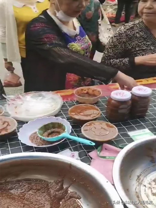 地摊现场制作香辣酱方法,地摊现做现卖香辣酱创业不靠谱