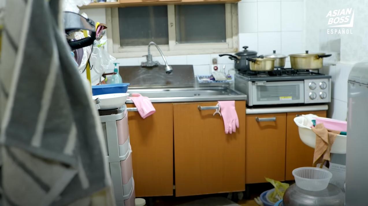 82岁老妇住地下室五年，家中垃圾堆成山，3天时间变幸福安乐窝