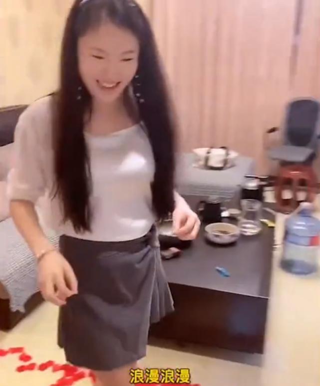 陕西一男子用玫瑰花瓣铺了一条路迎接女友，不料女友最后脸色大变