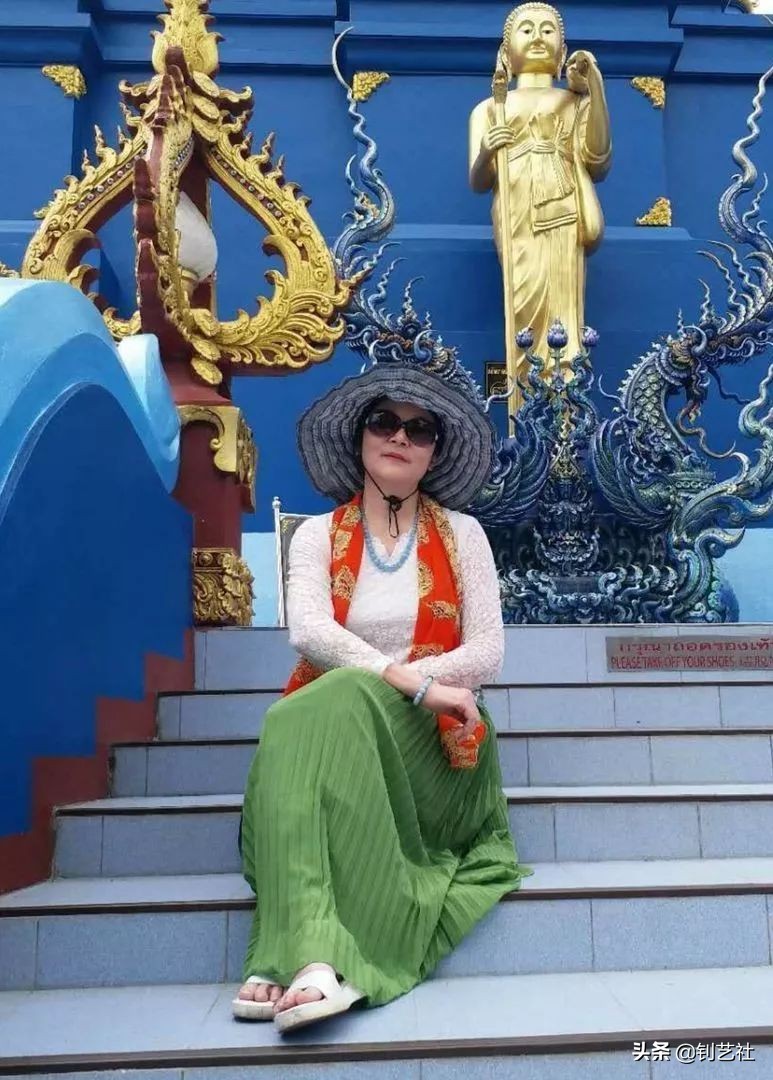 大妈旅游拍照姿势大全高级感,中国大妈旅游团拍照