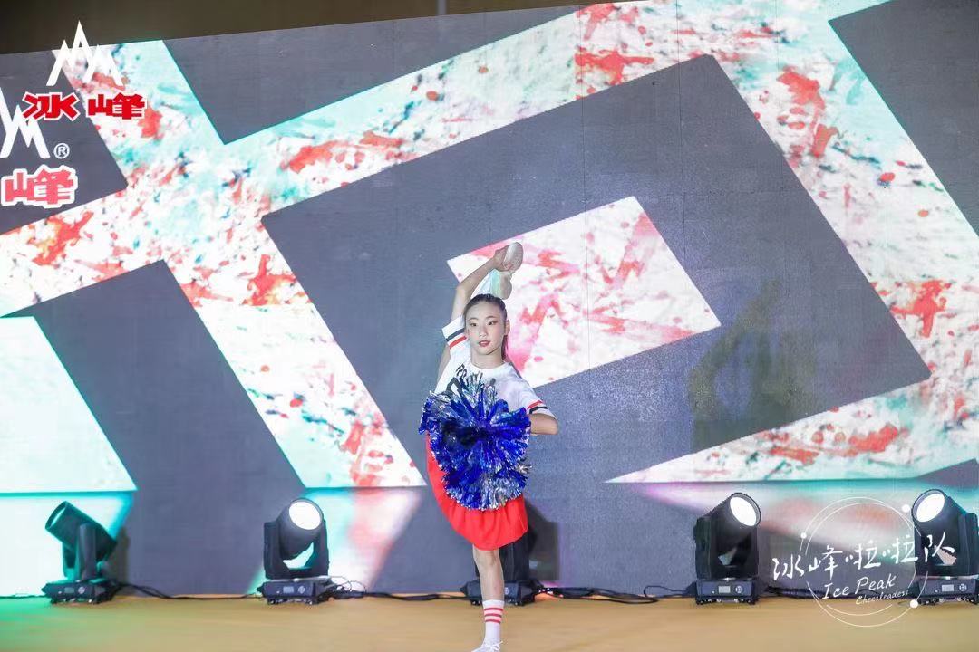 冰峰啦啦队助力十四运,冰峰汽水赞助球队