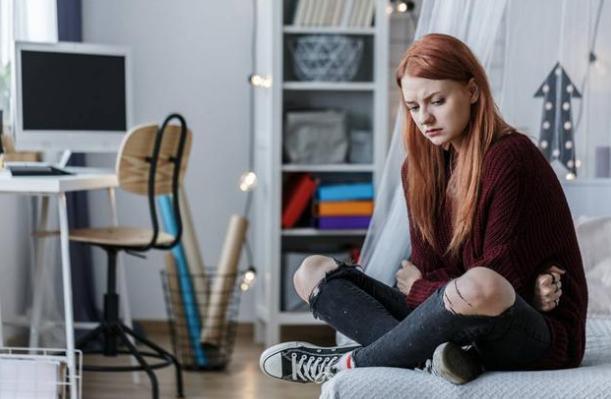 月经推迟一个月流出一连串血块,月经流出一大坨的黑血块正常吗