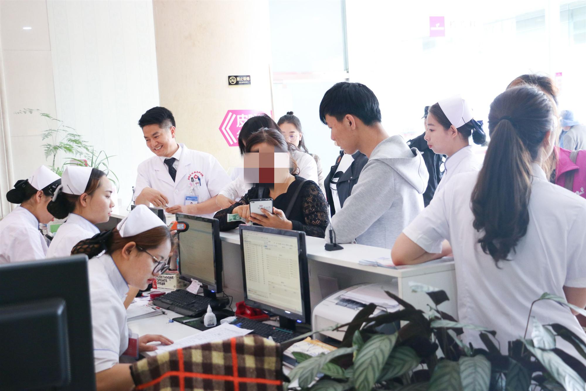 看皮肤病的名医,看皮肤病的老医生