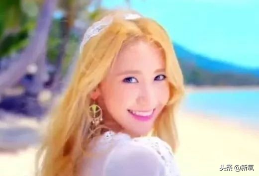 谭松韵蓬松的头,谭松韵摘掉眼镜打扮后惊艳出场