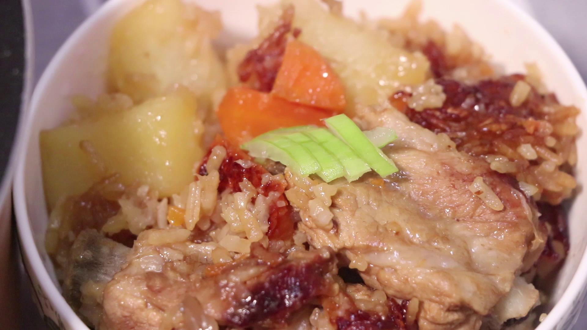 排骨焖饭加菜一锅出,排骨焖饭酱汁香辣口味