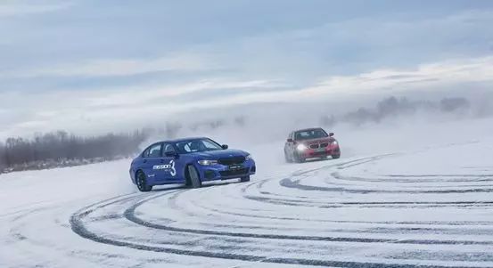 冬天最有意思的事情之一，开着宝马在-30℃冰面漂移