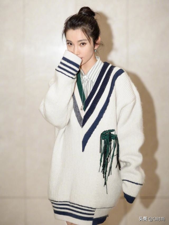 慵懒风外穿v领毛衣搭高领打底,冬季毛衣宽松慵懒风v领内穿