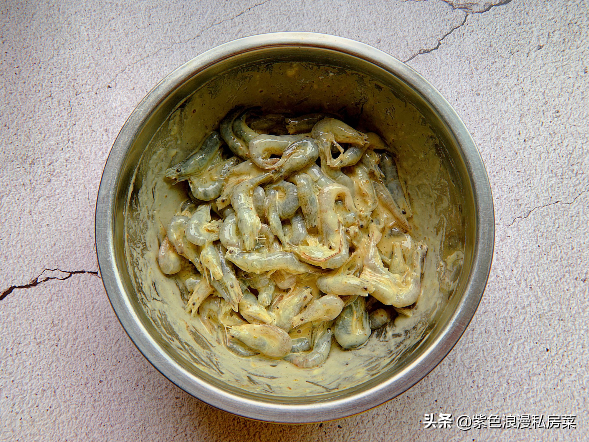 干炸小河虾金黄酥脆好吃又补钙,吃小河虾补钙是连皮一起吃吗