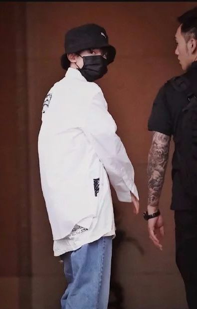 王源穿蓝色的西装图,王源穿黑色西装图片