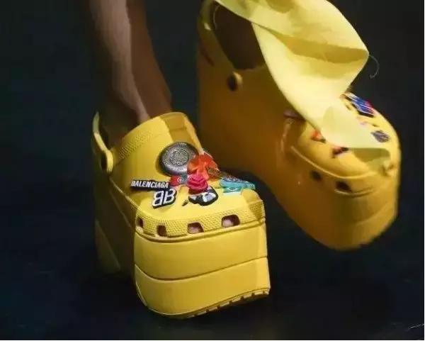 为什么crocs洞洞鞋火爆全球 (洞洞鞋crocs如何变大)