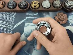 这个指尖陀螺不仅能转，还能啪啪啪？