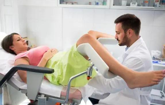 产妇生娃前被男医生“刮阴毛”，场面“尬”到不行，你经历过吗？